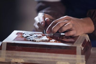 他放棄海外的安逸生活，只為繼承這點(diǎn)石成金的鑲嵌技藝